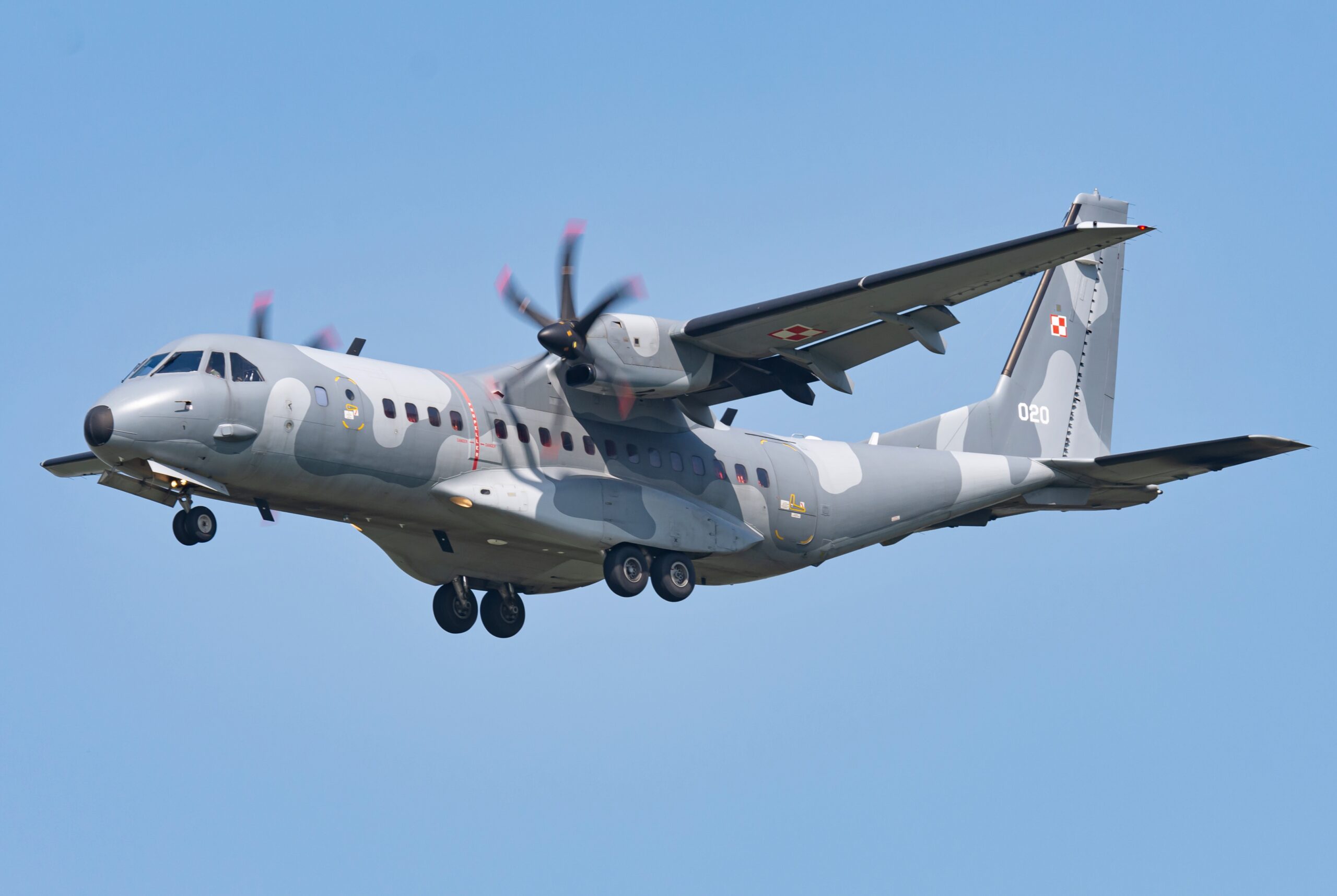 Samolot CASA C-295M – maszyna używana przez Siły Powietrzne RP, której katastrofa w Mirosławcu stała się początkiem batalii o odszkodowania