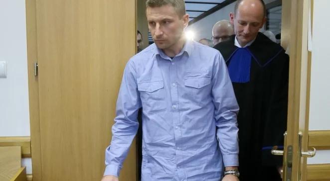 tarszy plutonowy Mariusz Saczek i jego pełnomocnik Piotr Sławek przed rozprawą w Sądzie Okręgowym w Warszawie dotyczącą odszkodowania od MON